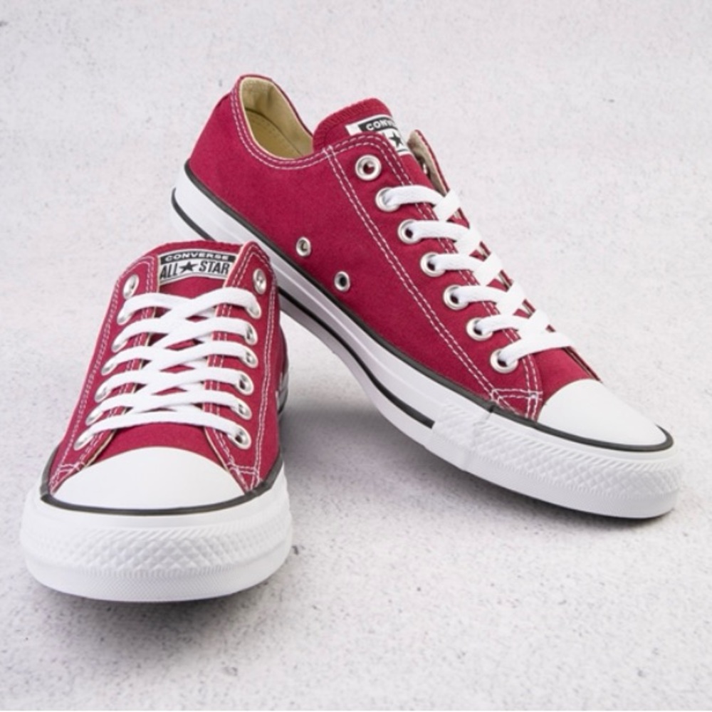 Converse Low Top Chuck Taylors (Chucks) in Maroon - size 7 women, 5 men.
